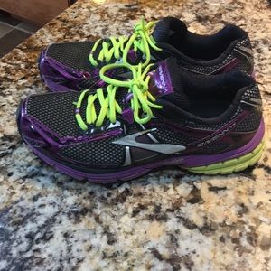 Brooks raven tennis shoe